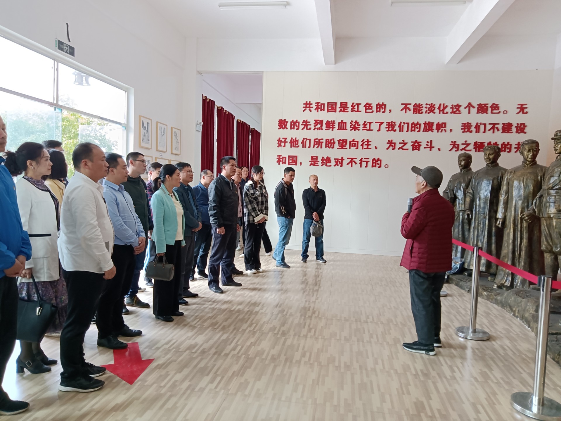 图片2：党员干部参观萧家岭红色文化馆1.jpg
